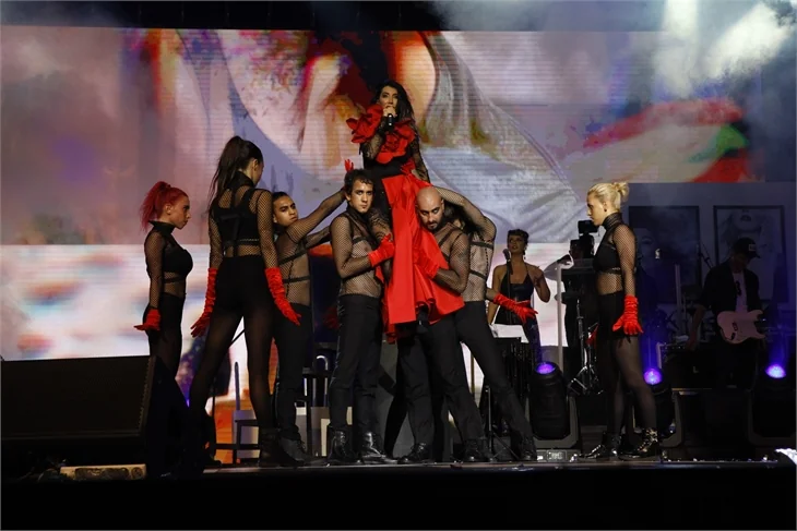 Hande Yener'den Harbiye'de büyük şov!