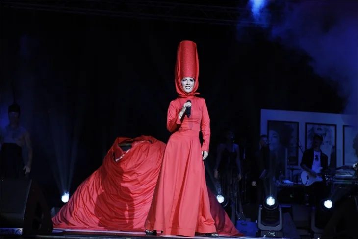 Hande Yener'den Harbiye'de büyük şov!