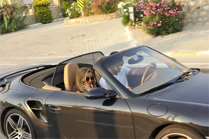 Sinem Kobal ve Kenan İmirzalıoğlu Çeşme yolunda