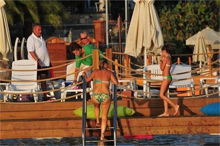 Berna Laçin ailesiyle tatilde