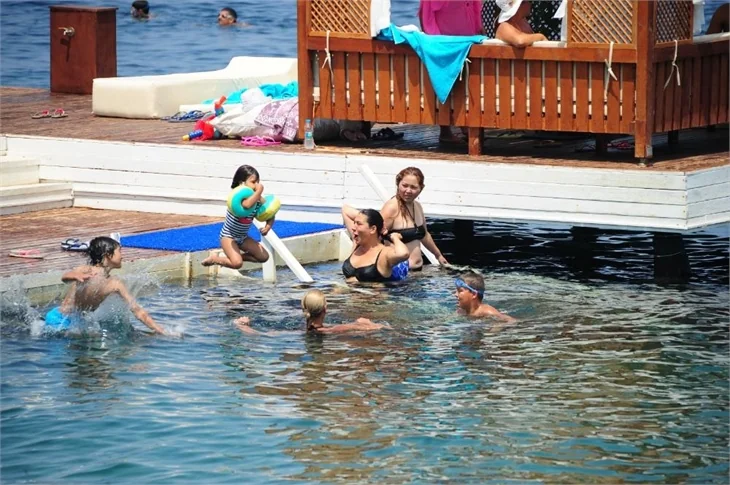 Işın Karaca ailesiyle tatilde