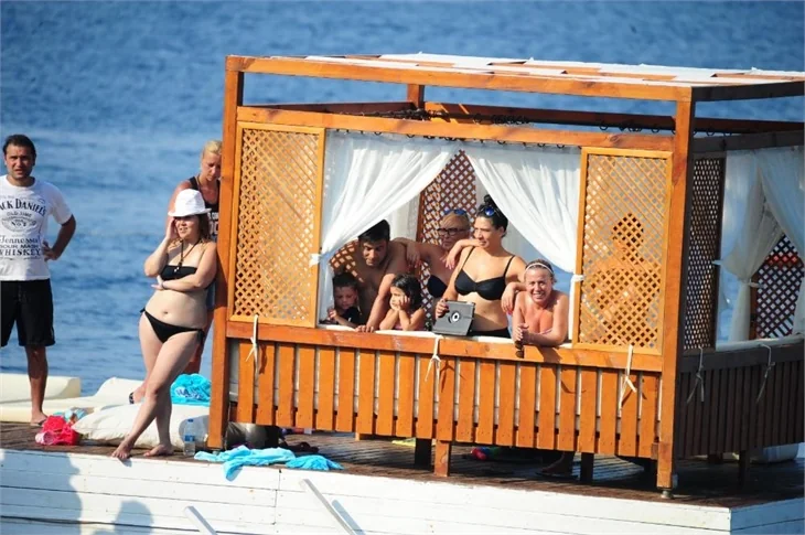 Işın Karaca ailesiyle tatilde