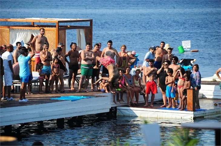 Işın Karaca ailesiyle tatilde