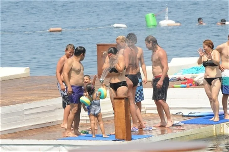 Işın Karaca ailesiyle tatilde