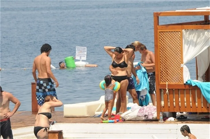 Işın Karaca ailesiyle tatilde