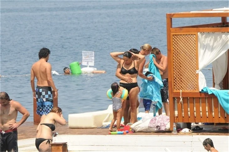 Işın Karaca ailesiyle tatilde