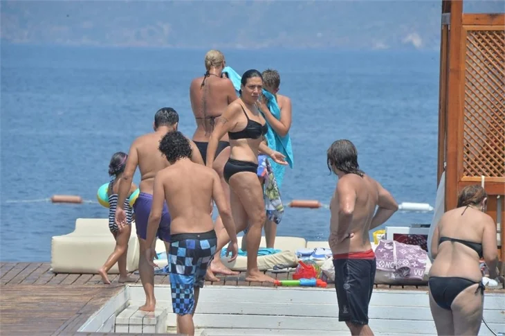 Işın Karaca ailesiyle tatilde