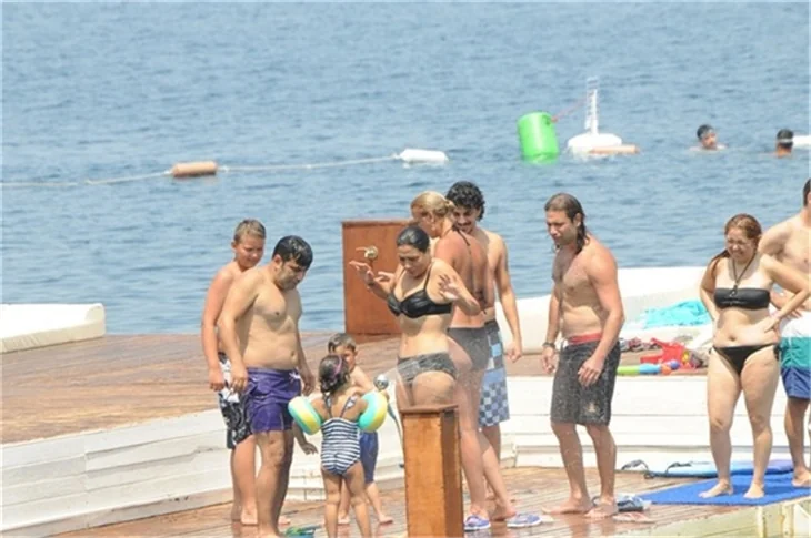 Işın Karaca ailesiyle tatilde
