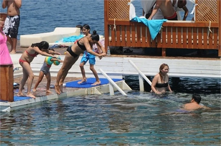 Işın Karaca ailesiyle tatilde