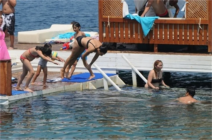 Işın Karaca ailesiyle tatilde