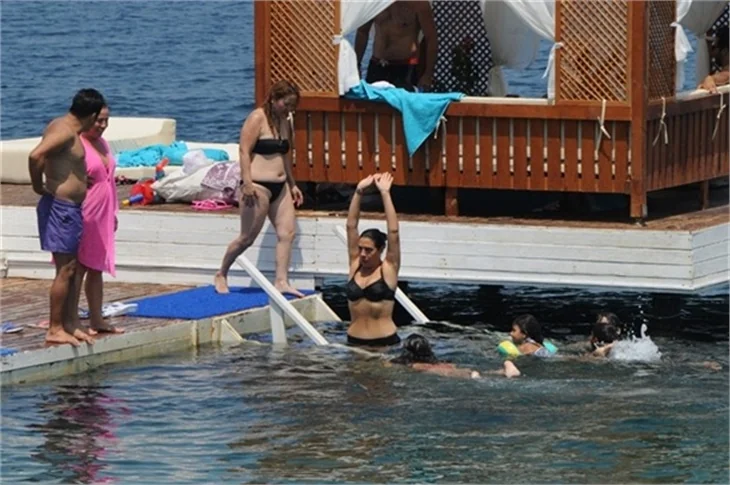 Işın Karaca ailesiyle tatilde