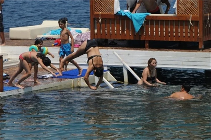 Işın Karaca ailesiyle tatilde