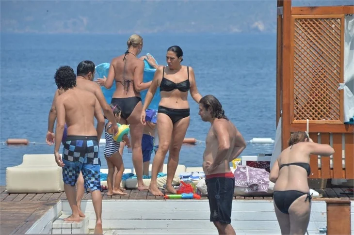 Işın Karaca ailesiyle tatilde