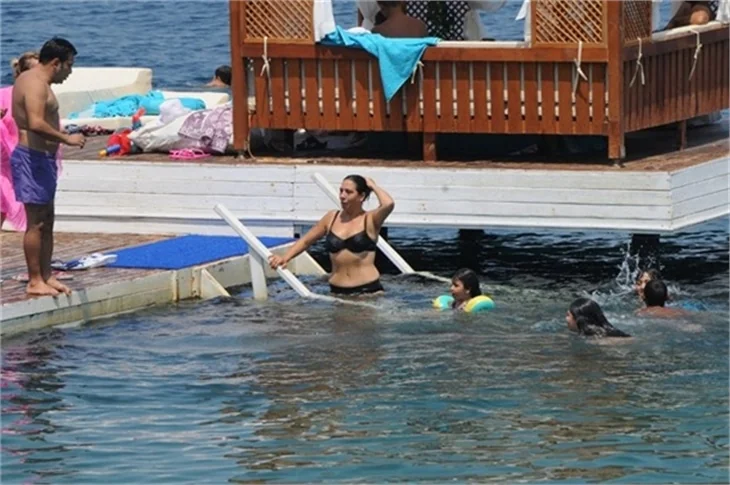 Işın Karaca ailesiyle tatilde
