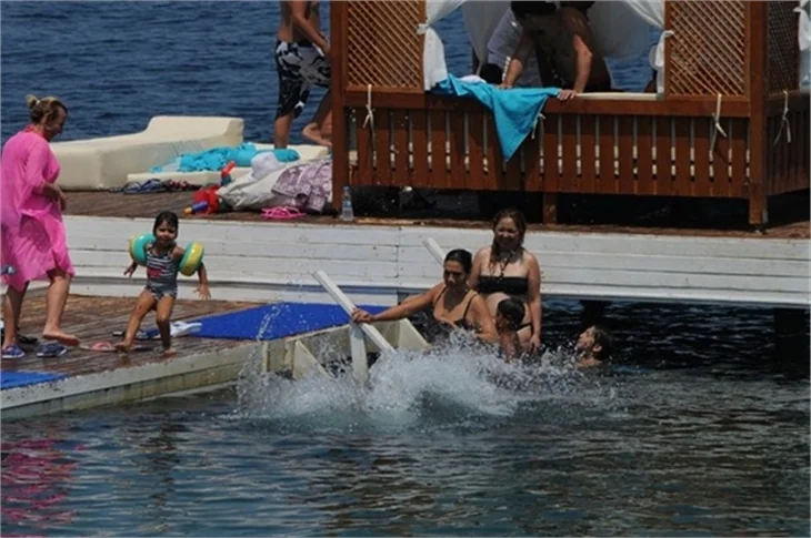 Işın Karaca ailesiyle tatilde