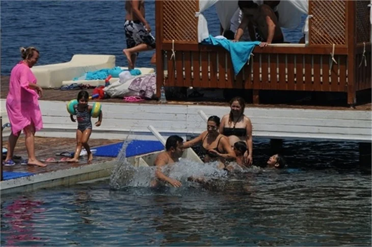 Işın Karaca ailesiyle tatilde