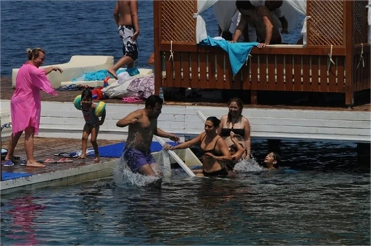 Işın Karaca ailesiyle tatilde