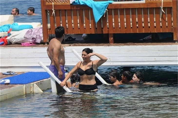 Işın Karaca ailesiyle tatilde