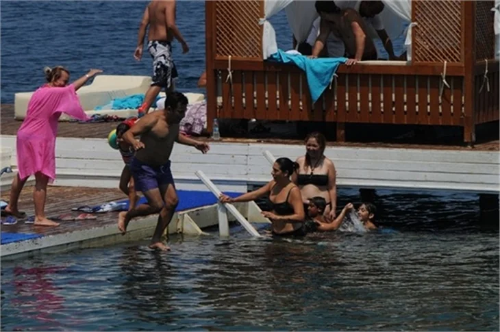 Işın Karaca ailesiyle tatilde