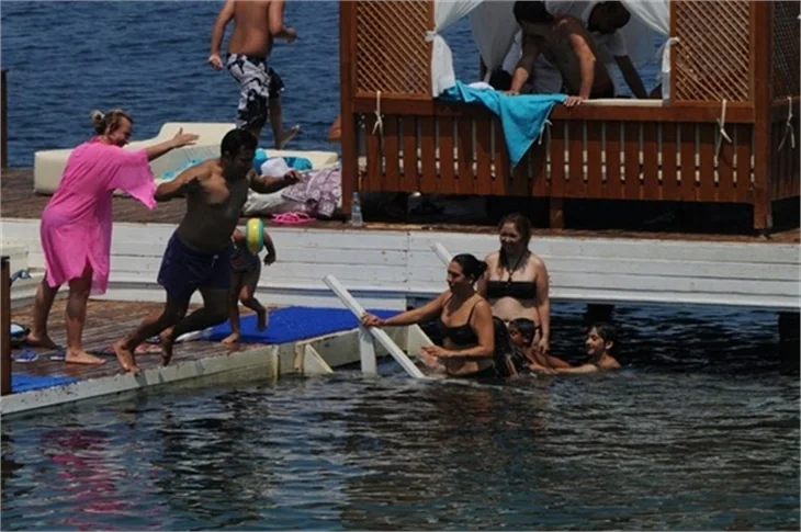 Işın Karaca ailesiyle tatilde