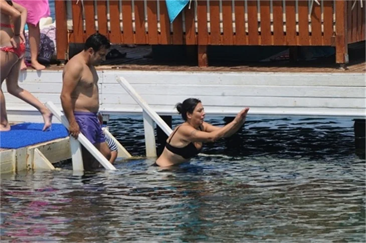 Işın Karaca ailesiyle tatilde