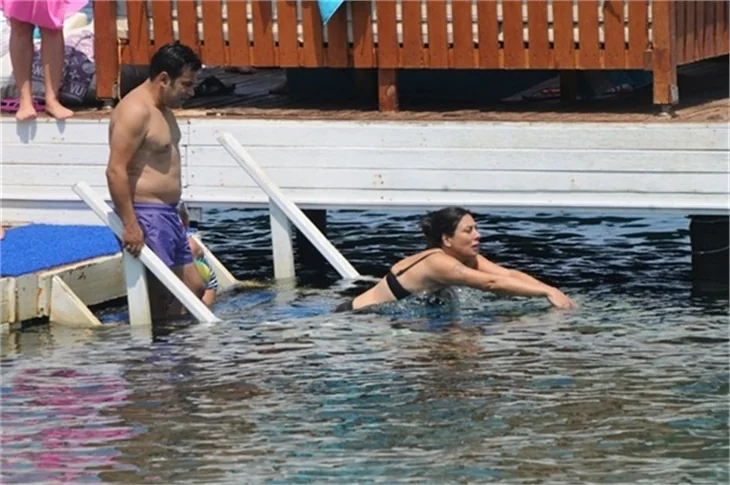 Işın Karaca ailesiyle tatilde