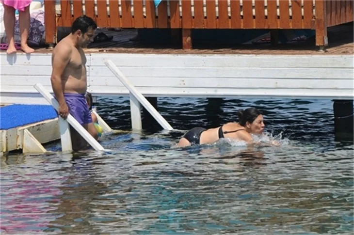 Işın Karaca ailesiyle tatilde