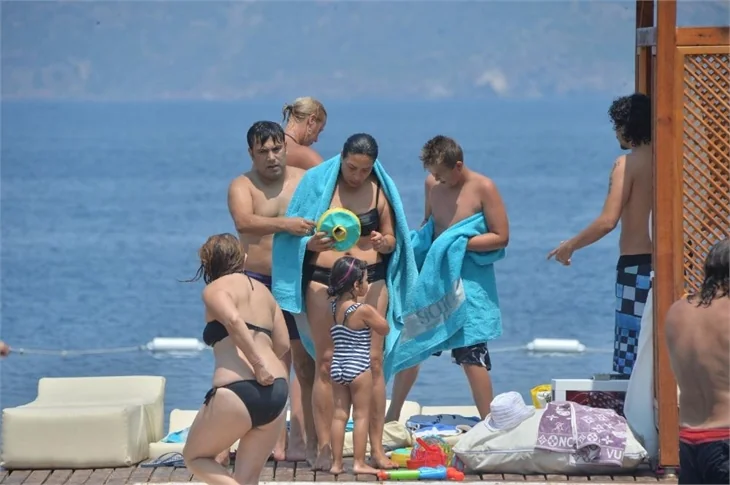 Işın Karaca ailesiyle tatilde
