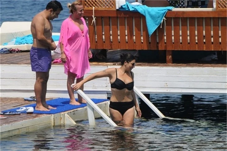 Işın Karaca ailesiyle tatilde