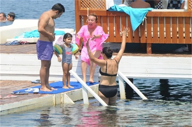 Işın Karaca ailesiyle tatilde