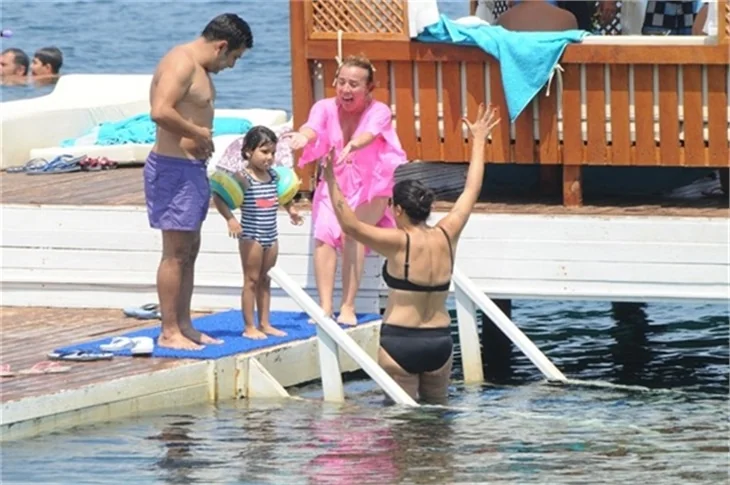 Işın Karaca ailesiyle tatilde