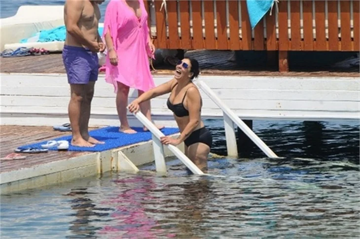 Işın Karaca ailesiyle tatilde