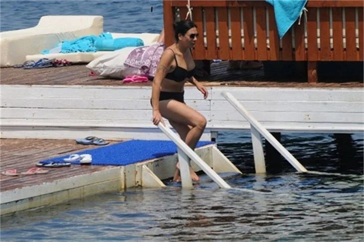 Işın Karaca ailesiyle tatilde