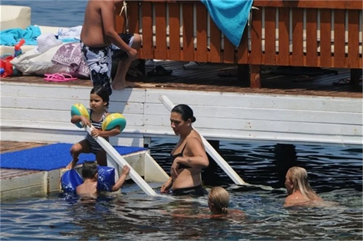 Işın Karaca ailesiyle tatilde