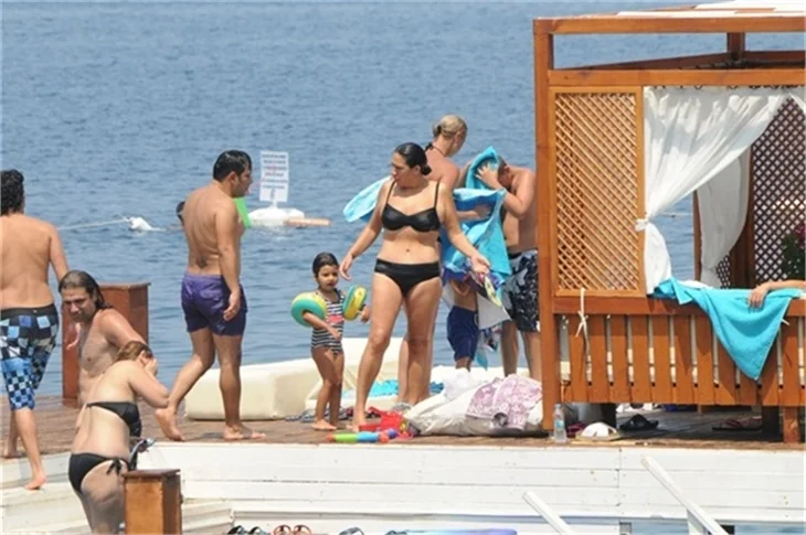 Işın Karaca ailesiyle tatilde
