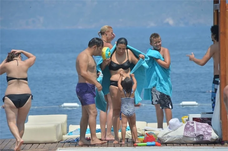 Işın Karaca ailesiyle tatilde