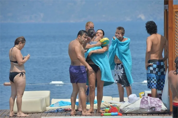 Işın Karaca ailesiyle tatilde