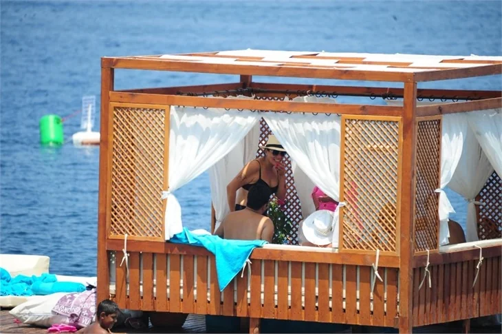 Işın Karaca ailesiyle tatilde