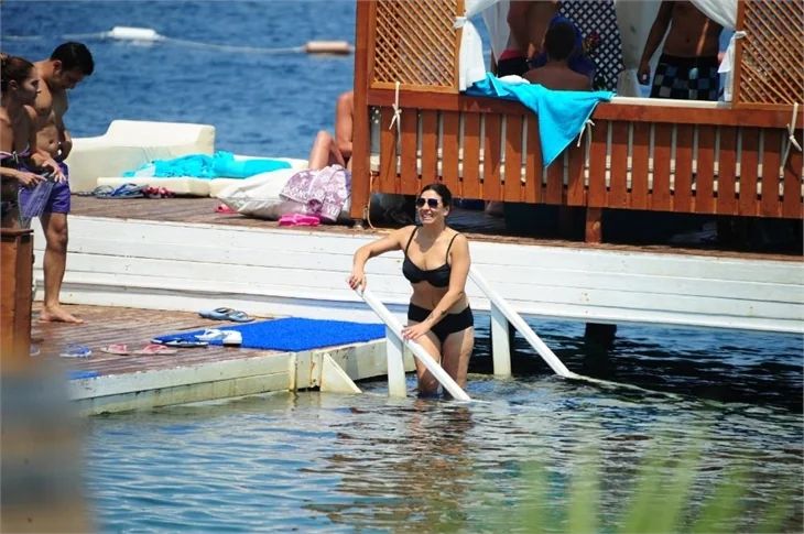 Işın Karaca ailesiyle tatilde