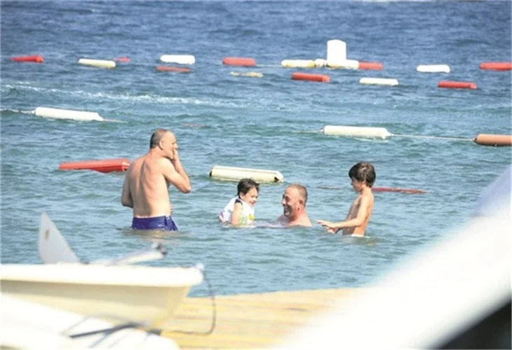 Cem Yılmaz ve Ozan Güven çocuklarıyla birlikte tatilde