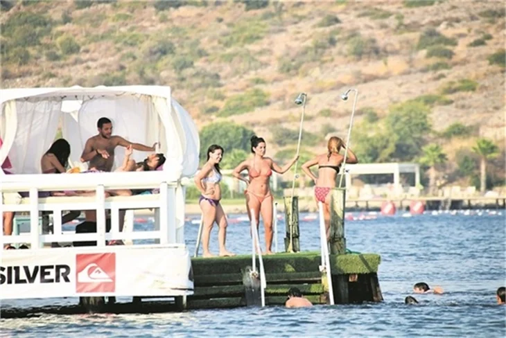 Güzel oyuncu Betül Şahin bikinili yakalandı!