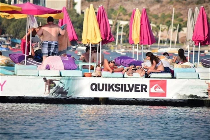 Güzel oyuncu Betül Şahin bikinili yakalandı!