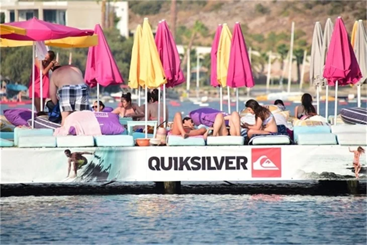 Güzel oyuncu Betül Şahin bikinili yakalandı!