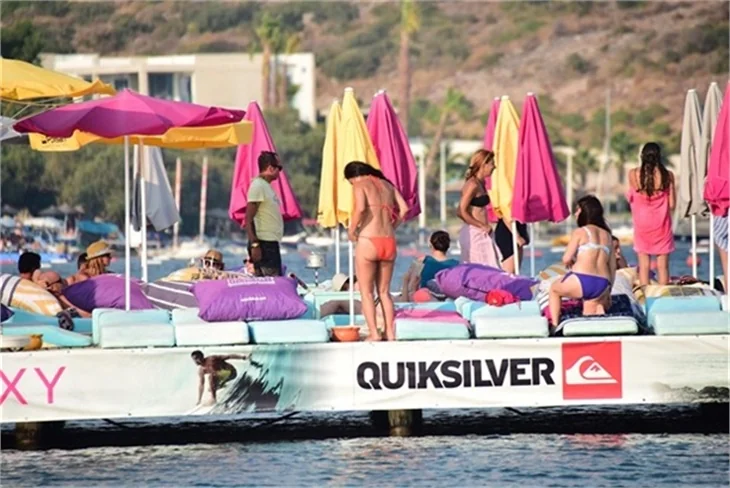 Güzel oyuncu Betül Şahin bikinili yakalandı!