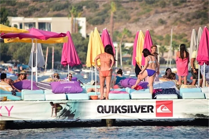 Güzel oyuncu Betül Şahin bikinili yakalandı!