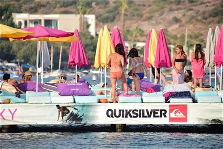Güzel oyuncu Betül Şahin bikinili yakalandı!