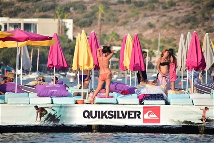 Güzel oyuncu Betül Şahin bikinili yakalandı!
