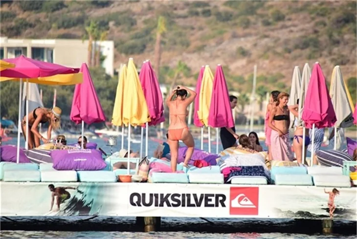 Güzel oyuncu Betül Şahin bikinili yakalandı!