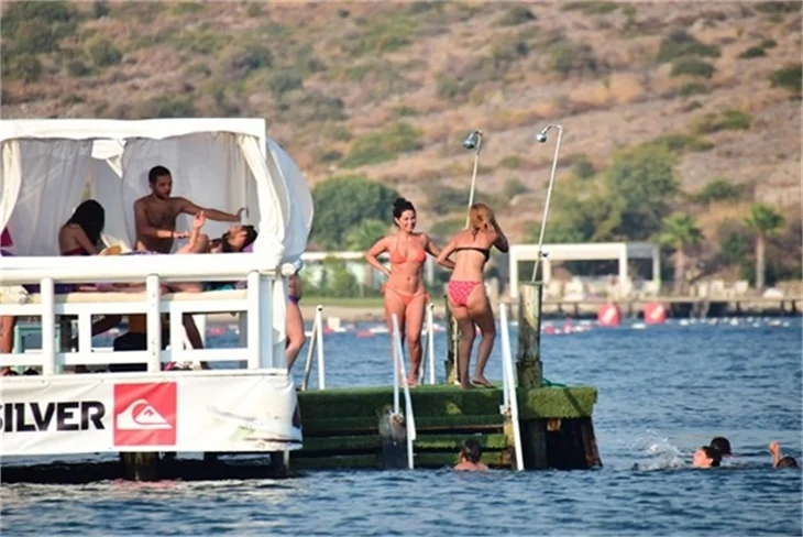 Güzel oyuncu Betül Şahin bikinili yakalandı!