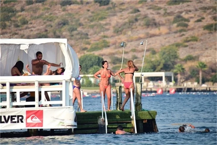 Güzel oyuncu Betül Şahin bikinili yakalandı!